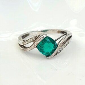 Beautiful VINTAGE Sterling Silver Green Emerald Crystal Ring Dainty Size 5